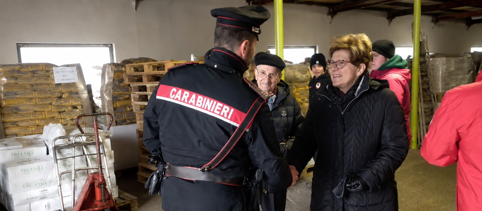 I Carabinieri della KFOR con gli aiuti